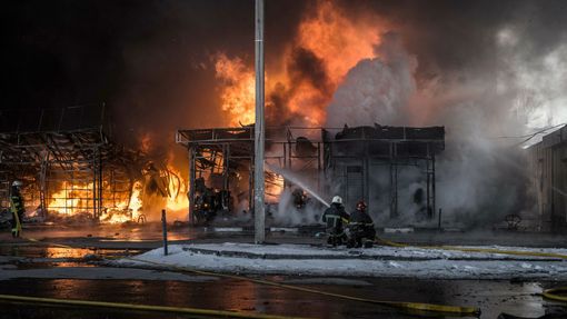 Zákrok hasičů při požáru tržiště se stavebními komoditami v Saltivce v Charkově, které zasáhla dělostřelecká palba ruské invazní armády. Ukrajina, 16. 3. 2022