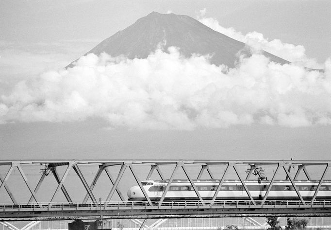 Vysokorychlostní vlak Shinkansen projíždí kolem hory Fudži v Japonsku, říjen 1982. Vlak, provozovaný Japan Railways, spojuje hlavní města Japonska.