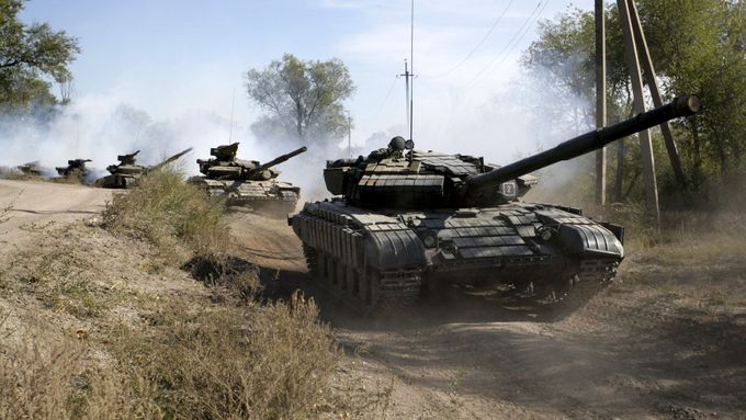 Tanky se stahují z frontové linie v Luhansku