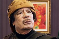 Zajatého Kaddáfího povstalci zabili, padli i dva synové