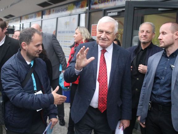 Exprezident Václav Klaus odchází z kongresu Motoristů sobě, které upozornil, aby nezůstali jen u tématu automobilů.