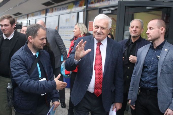 Exprezident Václav Klaus odchází z kongresu Motoristů sobě, které upozornil, aby nezůstali jen u tématu automobilů.