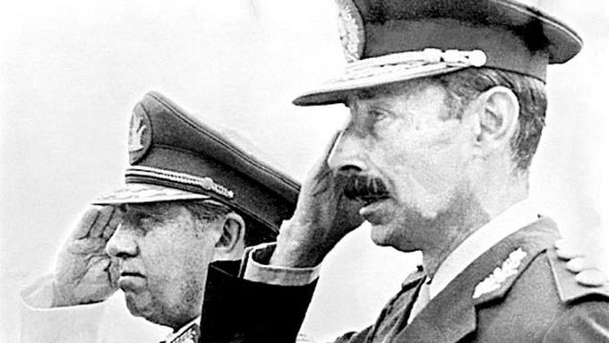 Mezi obžalovanými je i bývalý šéf argentinské junty Jorge Rafael Videla (vpravo). Na fotu z roku 1978 s chilským diktátorem Augusto Pinochetem.