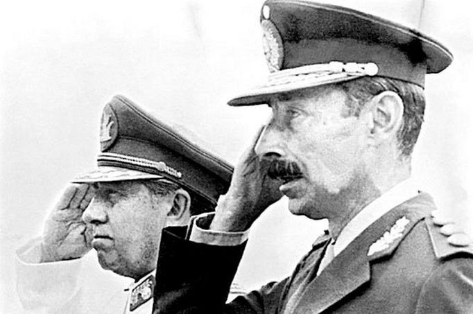 Mezi obžalovanými je i bývalý šéf argentinské junty Jorge Rafael Videla (vpravo). Na fotu z roku 1978 s chilským Augusto Pinochetem.