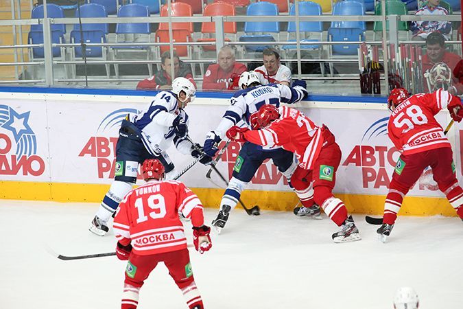 Hokejista Filip Novák (vlevo, 14) v dresu Dynama Moskva.