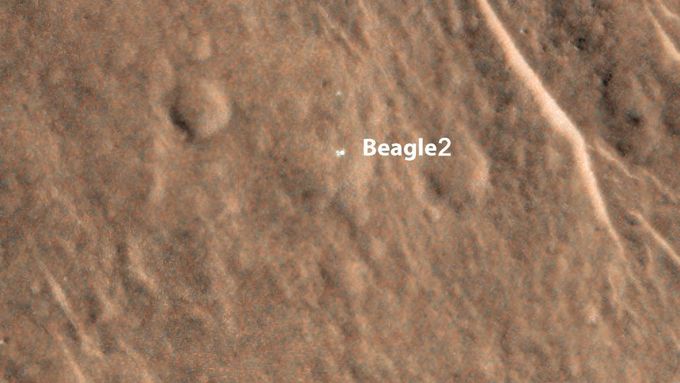 Snímek povrchu Marsu, na němž je zachycena pohřešovaná sonda Beagle 2.