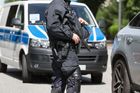 Stovky policistů v Německu pátrají po násilníkovi. Policii odzbrojil lukem a šípy