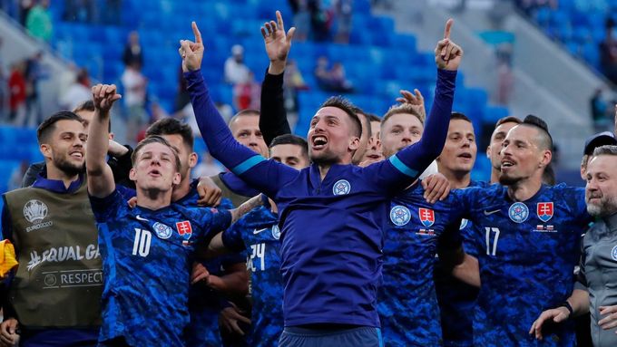 Radost fotbalistů Slovenska po vítězství nad Polskem