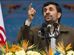 Mahmúd Ahmadínežád o propuštění Američanů mluvil už před několika dny. Íránský soud ale jeho informaci vzápětí popřel.