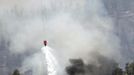 A helicopter drops water on the Waldo Canyon fire west of Colorado Springs, Colorado June 25, 2012. A fast-growing wildfire in Colorado forced 11,000 people from their homes at least briefly and threatened popular summer camping grounds beneath Pikes Peak, whose vistas helped inspire the patriotic tune "America the Beautiful." REUTERS/Rick Wilking (UNITED STATES - Tags: DISASTER ENVIRONMENT) Published: Čer. 25, 2012, 6:04 odp.