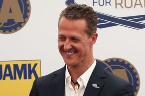 FOTO Legendární Schumacher v Praze způsobil poprask