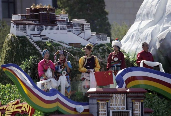 Čína je prý jednotná. A to prý včetně Tibetu, který komunisté okupují už desítky let. Přesto se na přehlídce objevil i alegorický vůz s chrámem Potála.