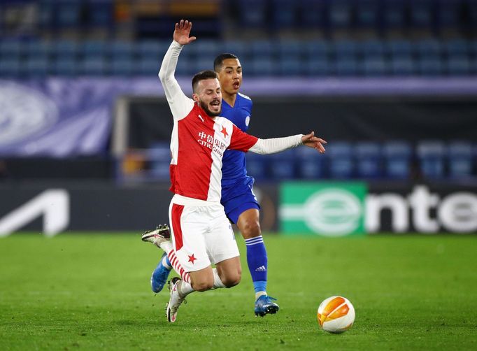 Youri Tielemans a Jakub Hromada v odvetě  2. kola  Evropské ligy Leicester  - Slavia