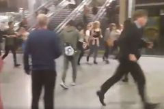 Záběr z videa zachycuje návštěvníky koncertu Ariany Grande v Manchesteru poté, co arénou otrásla exploze.