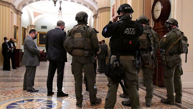 Policie a Národní garda vytlačily Trumpovy příznivce z Kongresu zhruba po třech hodinách.