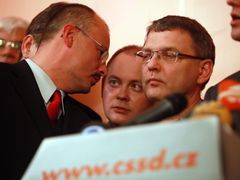Další tváře ČSSD čekající na výsledky. Šéf senátorského klubu ČSSD Petr Vícha, poslanec a hejtman Michal Hašek a Lubomír Zaorálek.