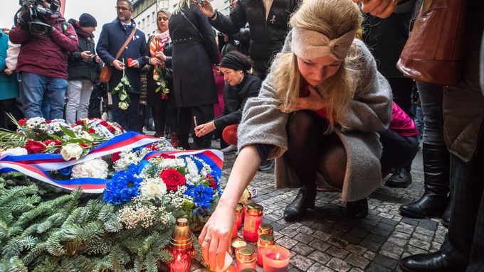 Výročí sametové revoluce si lidé tradičně připomínají na Národní třídě v Praze (snímek ze 17. listopadu 2022).