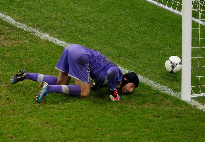 Petr Čech za svá záda pouští gól Cristiana Ronalda v utkání Česko - Portugalsko ve čtvrtfinále Eura 2012.