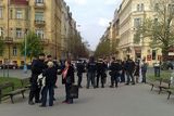 Staronoví "dělníci" měli dostaveníčko na pražském náměstí Jiřího z Poděbrad. Každého návštěvníka zkontrolovala policie.