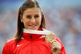 „Vím, že celá republika chtěla, abych to zlato vyhrála. Tak ho tady máte!“ – atletka Zuzana Hejnová po vítězství na 400 m překážek na MS v Moskvě.