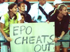 Paula Radcliffeová je pro dvojnásobně dlouhý trest za doping. Proti zakázaným látkám bojovala už dříve. Na MS 2001 například rozvinula transparent "EPO podvádí".