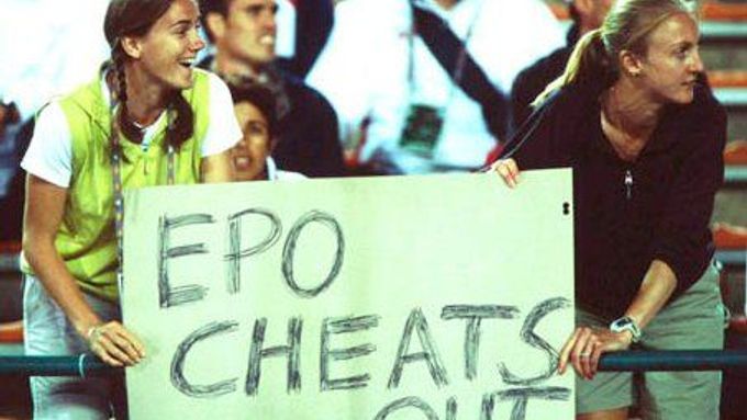 Paula Radcliffeová je pro dvojnásobně dlouhý trest za doping. Proti zakázaným látkám bojovala už dříve. Na MS 2001 například rozvinula transparent "EPO podvádí".