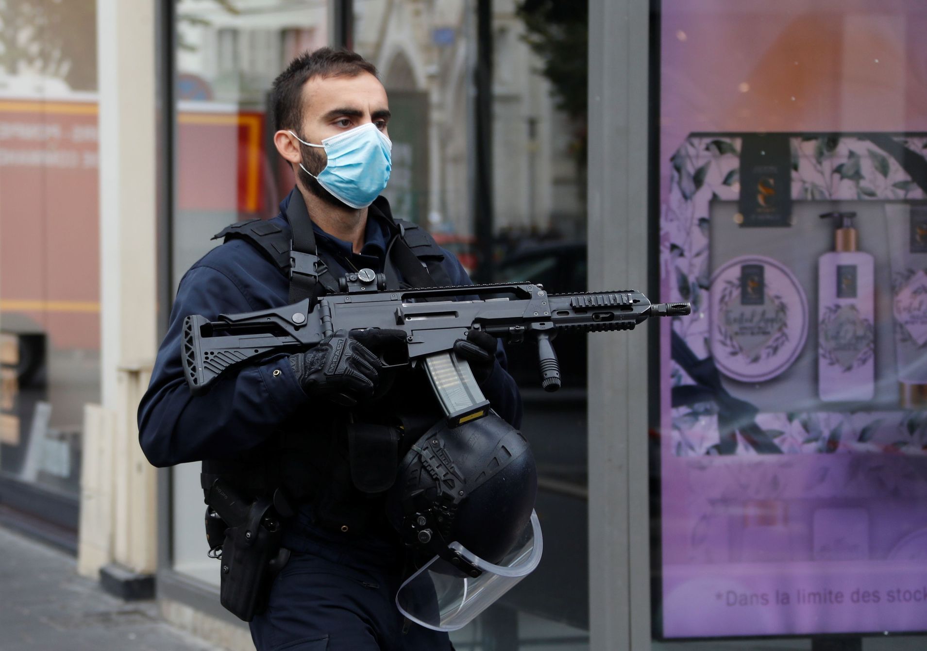 Policista na místě útoku v Nice ve Francii.