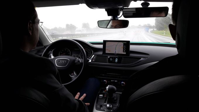 Technologie Audi piloted driving umožňuje na určitých úsecích dálnice přenechat řízení zcela na automobilu. A to i za nepříznivého počasí.