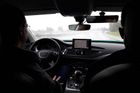 Vyzkoušeli jsme, jak jezdí Audi bez řidiče. Poradí si i s deštěm, funguje ale jen na dálnici