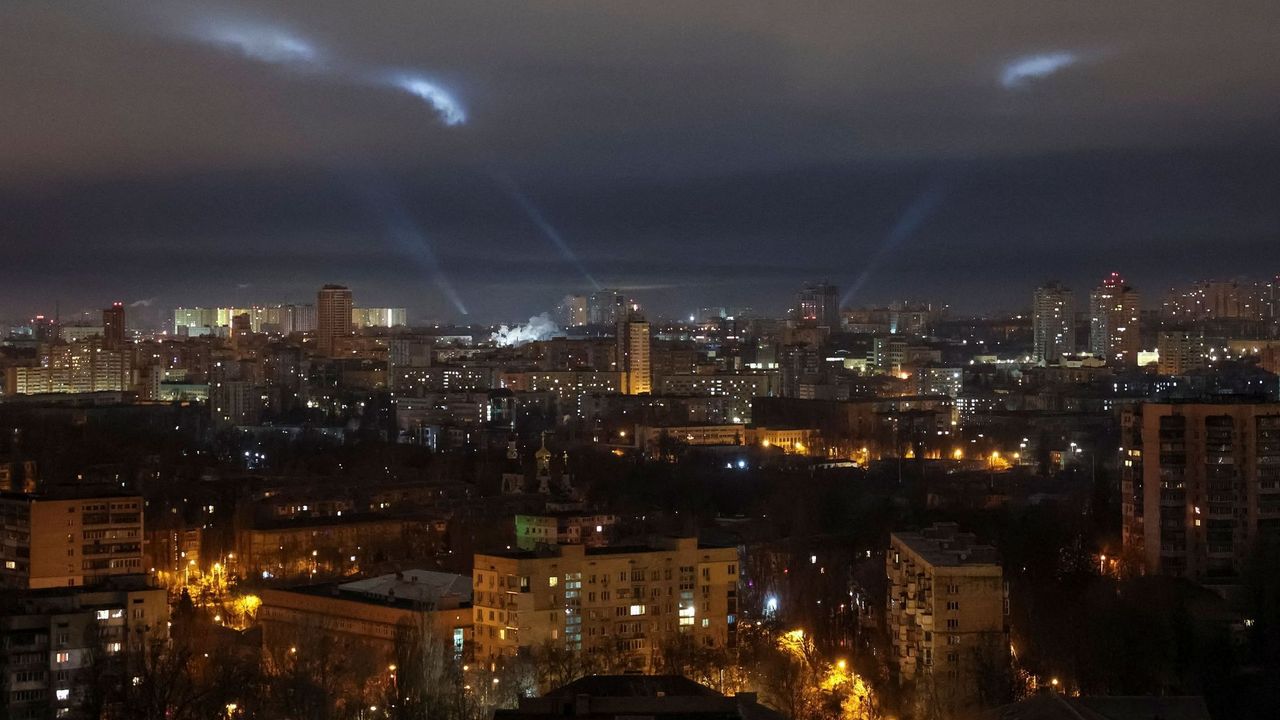 Největší letecký útok od února 2022. Rusové vyslali rakety, drony i řízené střely