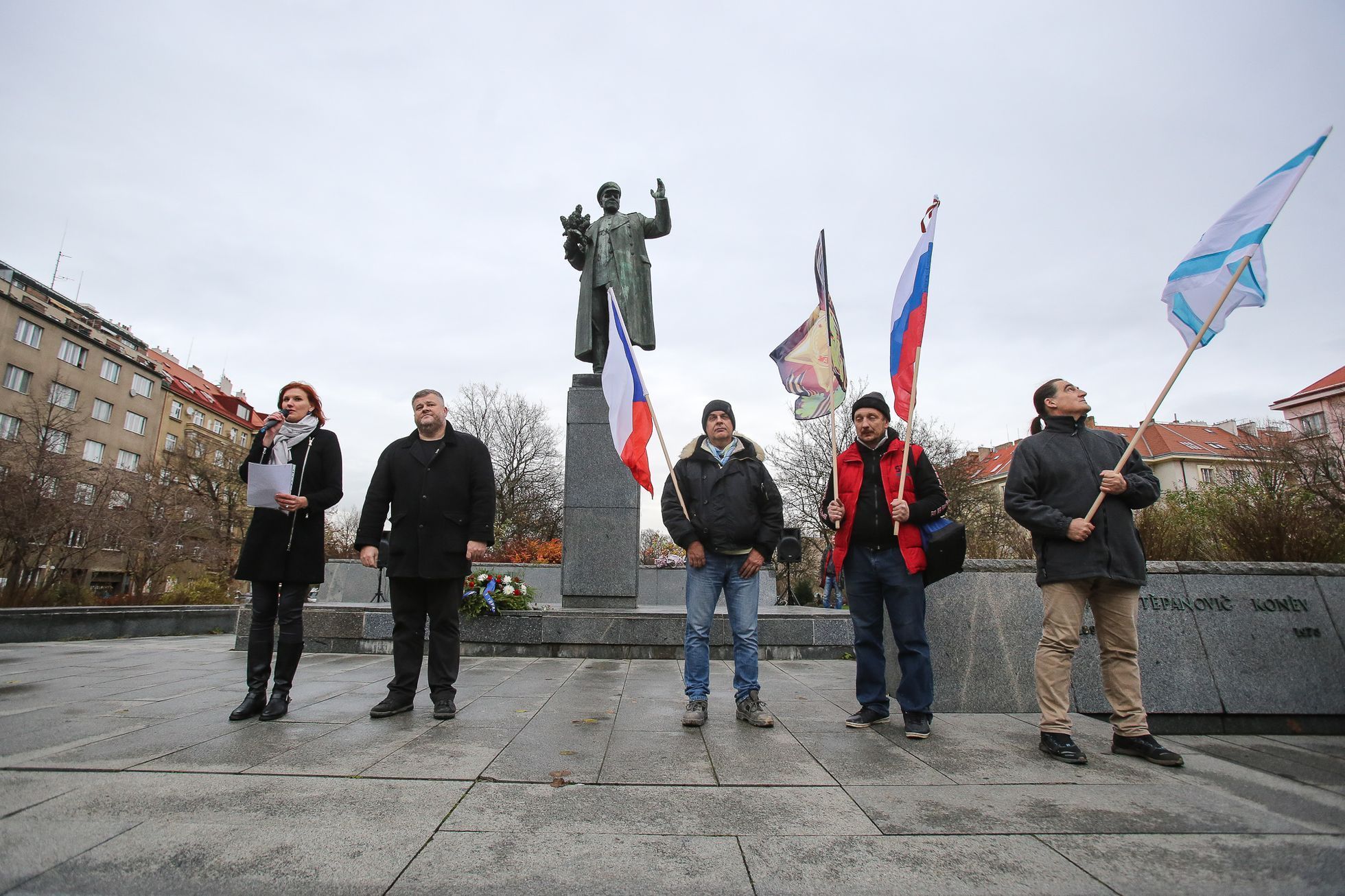Protest proti vysvětlující tabulce u sochy maršála Koněva - pořádala KSČM