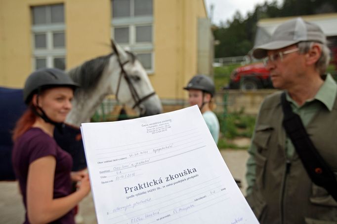 Na praktické maturitní zkoušce na České zemědělské akademii v Humpolci dostávají otázky o ošetřování krávy u porodu, z jezdectví nebo obsluhy pluhu.