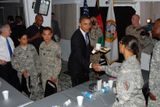 Snídaně s vojáky. Před setkáním s afghánským prezidentem se Obama najedl na základně Camp Eggers v Kábulu. Čtěte více: Obama zahájil v Afghánistánu velké zahraniční turné