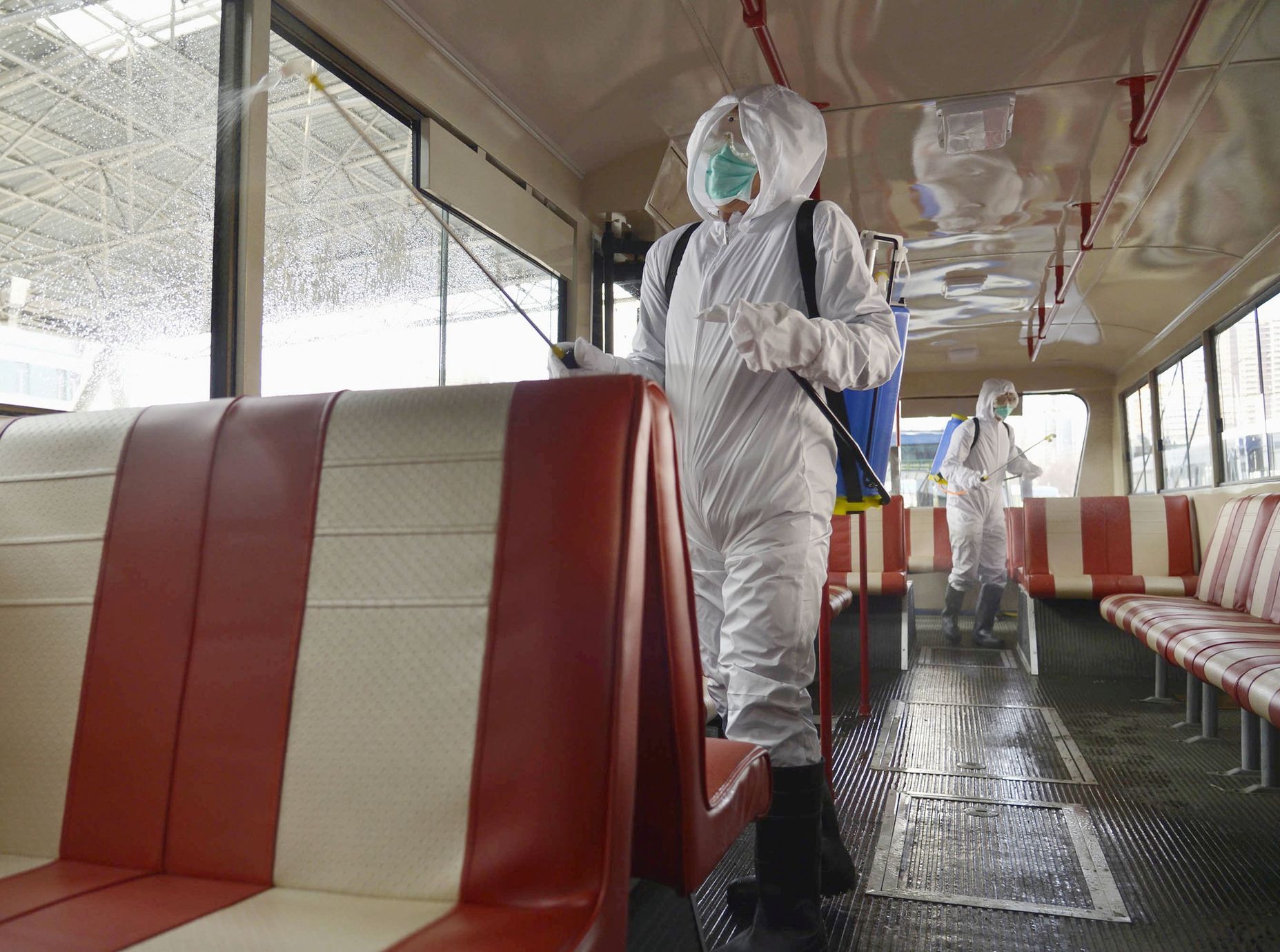 Dezinfekce trolejbusu v Pchjongjangu.