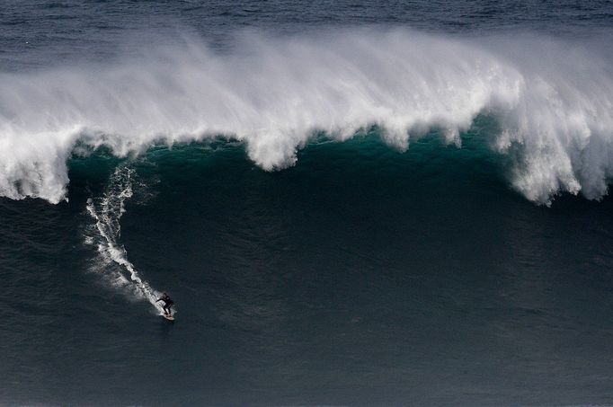 Chilský surfař Rafael Tapia v Nazaré