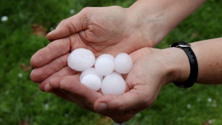 Na západ země dorazí extrémně silné bouřky, meteorologové nevylučují ani tornádo