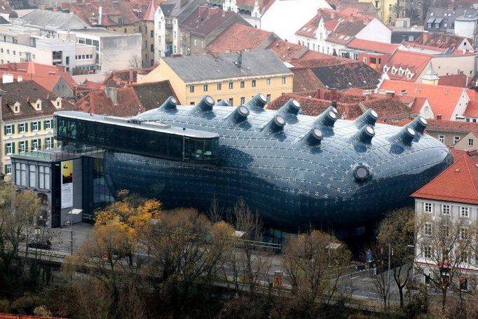 Spacelab Cook-Fournier / Kunsthaus Graz, 2003  Ideje bájného Archigramu byly zhmotněny v Grazském Kunsthausu, který přistál v historické barokní struktuře. Tato organická bublina či blob se stala novým srdcem kulturního života i v rámci dialogu s kulturní památkou tzv. „ Železného domu" a nabídl návštěvníkům Štýrského Hradce další futuristickou perlu.