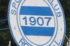 Roudnický klub má pořádnou tradici. První fotbalový zápas se tu hrál už v roce 1892, ale klub byl oficiálně založen až v roce 1907. Ani dlouhá historie ale domácí neuchránila od sázkařské aféry, která se ve středu rozběhla.