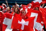 Fanoušci Stana Wawrinky slaví výhru nad Berdychem na Turnaji mistrů 2013. Berdych se Švýcarem prohrál devětkrát ze čtrnácti zápasů a čtyřikrát v řadě. "Bylo by hezké mu ty porážky tentokrát vrátit," říká český tenista před pondělním duelem.