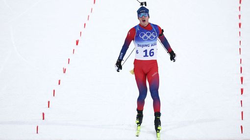 Johannes Thingnes Bö v cíli sprintu mužů na ZOH 2022.