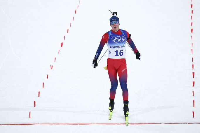 Johannes Thingnes Bö v cíli sprintu mužů na ZOH 2022.