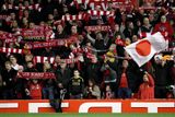 Vlajka s vycházejícím sluncem zavlála také na stadionu Anfield Road, při zápase Evropské ligy mezi Liverpoolem a Bragou.