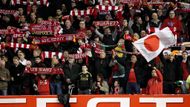 Vlajka s vycházejícím sluncem zavlála také na stadionu Anfield Road, při zápase Evropské ligy mezi Liverpoolem a Bragou.