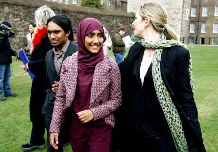 Britská muslimka Šabina Begumová prohrála spor týkající se nošení islámského oděvu džilbab.
