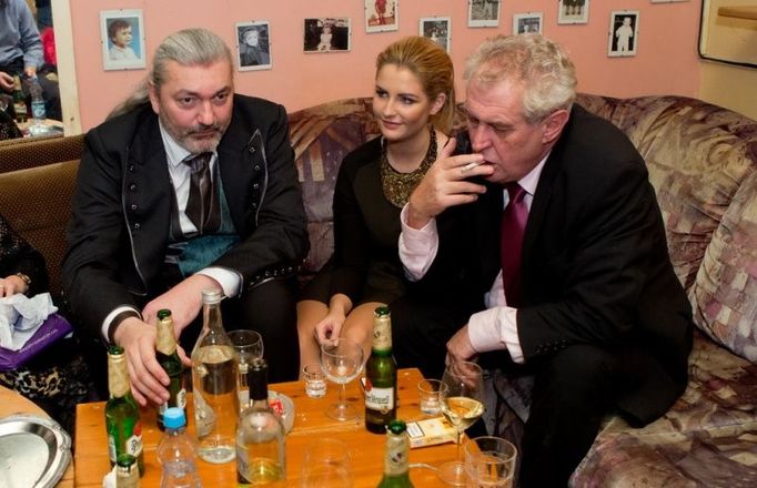 Miloš Zeman vystoupil v rámci kampaně i na koncertě Daniela Hůlky. Zpěvákovi na jevišti předal svou knihu a popovídal si s ním po koncertu. Na akci ho opět místo manželky doprovázela jeho dcera Kateřina, zřejmě jeden z marketingových tahů Zemanova týmu.