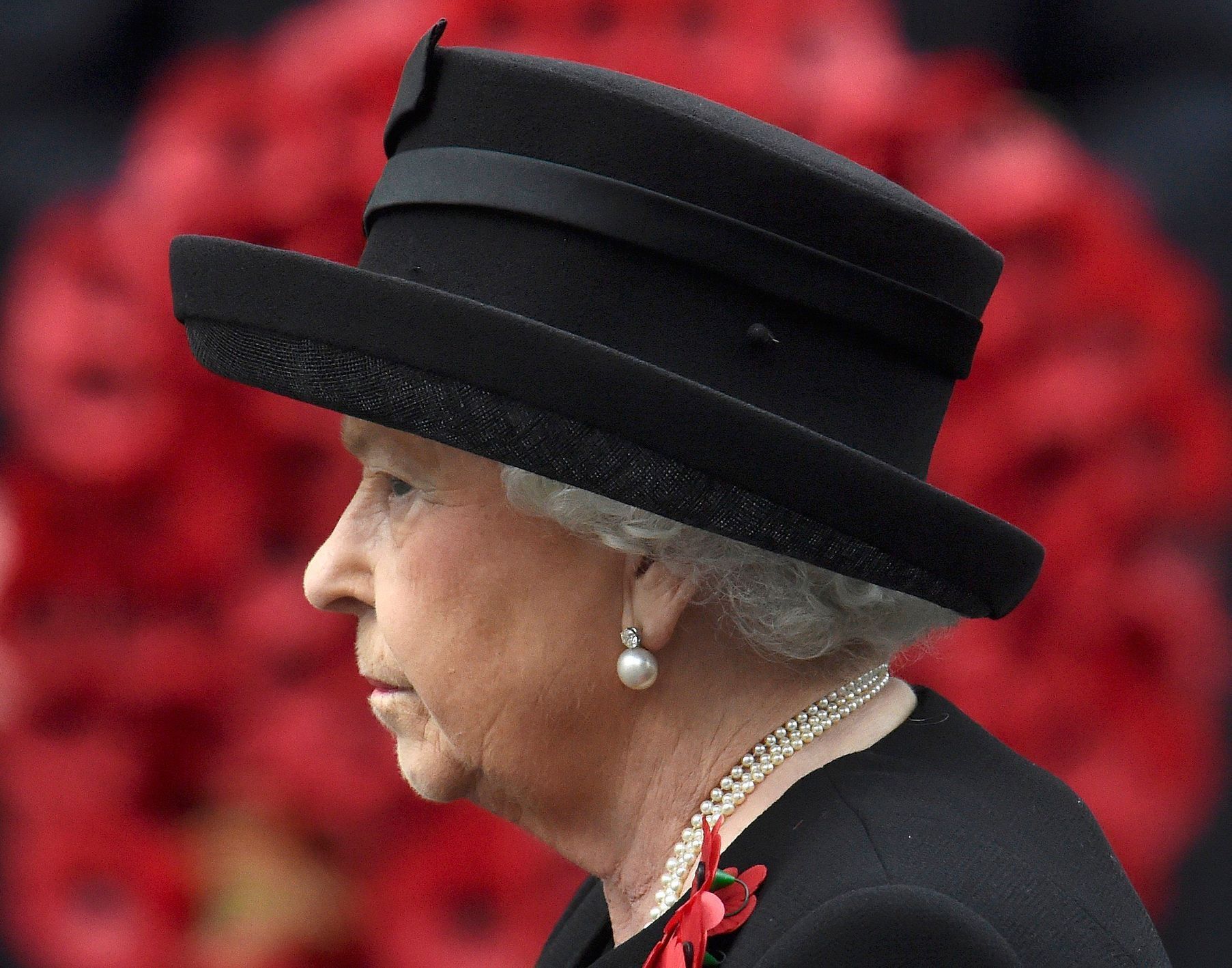 Den veteránů Britain's Queen Elizabeth takes part in the Remembrance Sunday ceremony at the Cenotaph in Westminster, central London