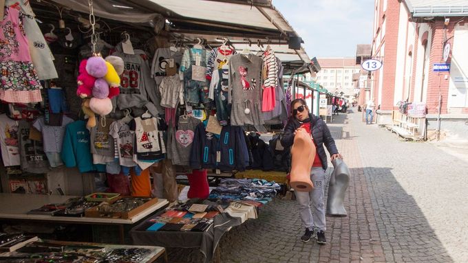 Trhovci v Holešovické tržnici po výpovědích začínají vyklízet první stánky, většina jich ale prodává dál.