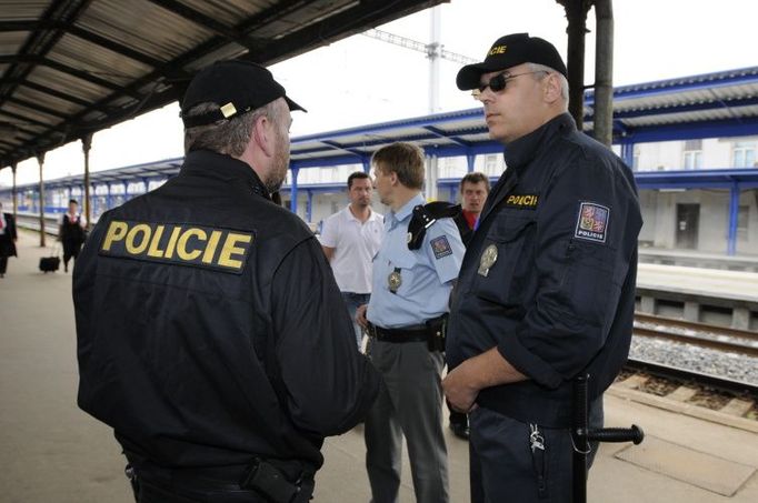 Hlídka na nádraží v Břeclavi čeká na expres z Varšavy do Vídně. Osádka vlaku je slušná. Žádné devastování ani potyčky. Policisté nemají co dělat.