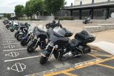 Ani na parkovišti v Yorku, kde mají vyhrazena místa zaměstnanci továrny Harley-Davidson, nenadejte žádný elektrický model Livewire.