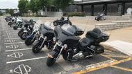 Ani na parkovišti v Yorku, kde mají vyhrazena místa zaměstnanci továrny Harley-Davidson, nenadejte žádný elektrický model Livewire.